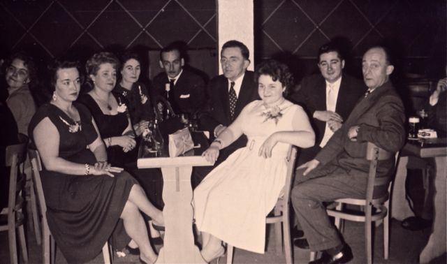 Elsie had zich niks aangetrokken van de dresscode maar ze kende wel de juiste moppen.